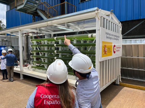 Visita a la central hidroeléctrica de Guangopolo