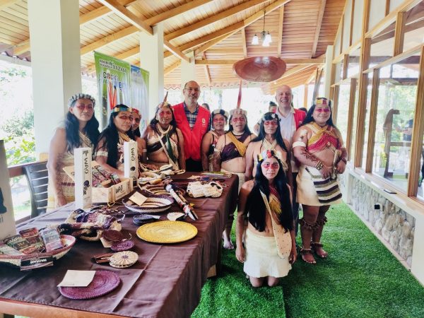 En la foto, representantes de la Asociación de Mujeres Waoranis de la Amazonía Ecuatoriana y de ...