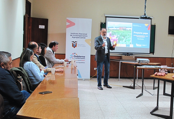 El director ejecutivo del INIAP, Dr. Raúl Jaramillo dirige unas palabras a los presentes.