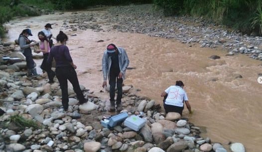 Investigadores en el rio.