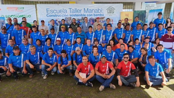 Foto de familia de la Escuela Taller en la inaguración en Manabí