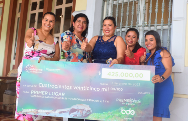 La agrupación Hermanas de Tierra con el premio