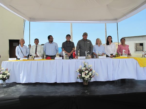 De izquierda a derecha: Rosa Rodríguez – Directora Ejecutiva Fundación Heifer Ecuador, Jorge Miraba – Presidente de la Junta de Riego Regalo de Dios, Iván Palacios – Analista de Cooperación Bi – Multilateral y Sur Sur Cancillería Ecuador, Pedro Ponce – Delegado Representante de Cooperación de la Unión Europea en Ecuador, Bernardo Manzano – Ministro de Agricultura y Ganadería del Ecuador, Carmen Buján – Ministra Consejera de la Embajada de España en Ecuador, Dámaris Yugcha – Prefecta GADP Santa Elena y Bety Caiche – Delegada de las Organizaciones de Cerezal.
