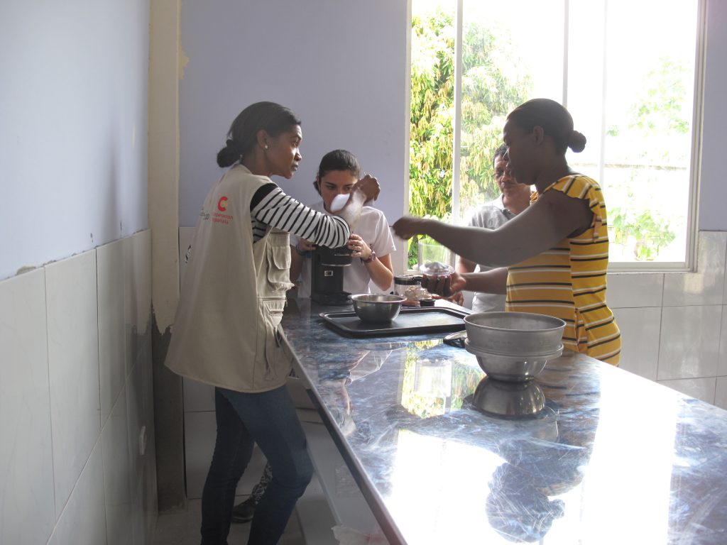 Gente probando el cacao