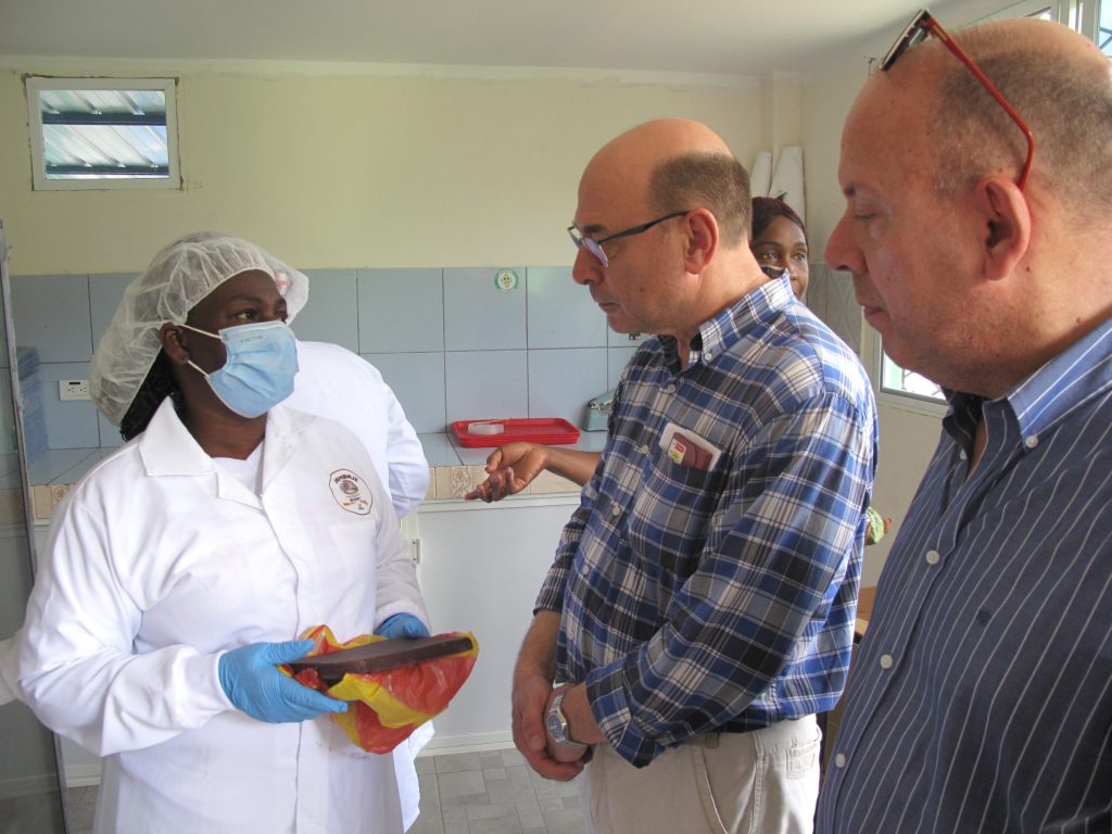 Personal mostrando la producción