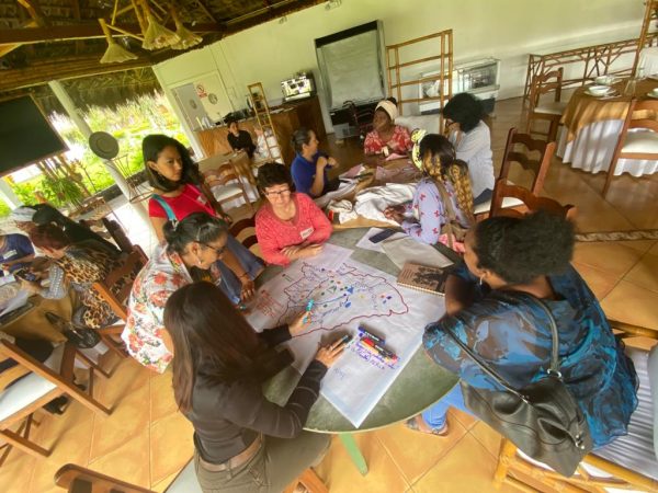 Personas en el taller del Plan de Acción en Género y Cambio Climático de Ecuador